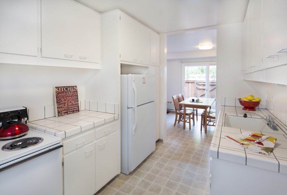 Escondido Low-Rises, 2-Bedroom, Kitchen Escondido Low-Rises, 2-Bedroom, Kitchen