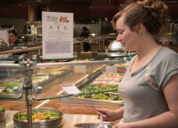 Diner perusing food in Arrillaga Family Dining Commons Diner perusing food in Arrillaga Family Dining Commons